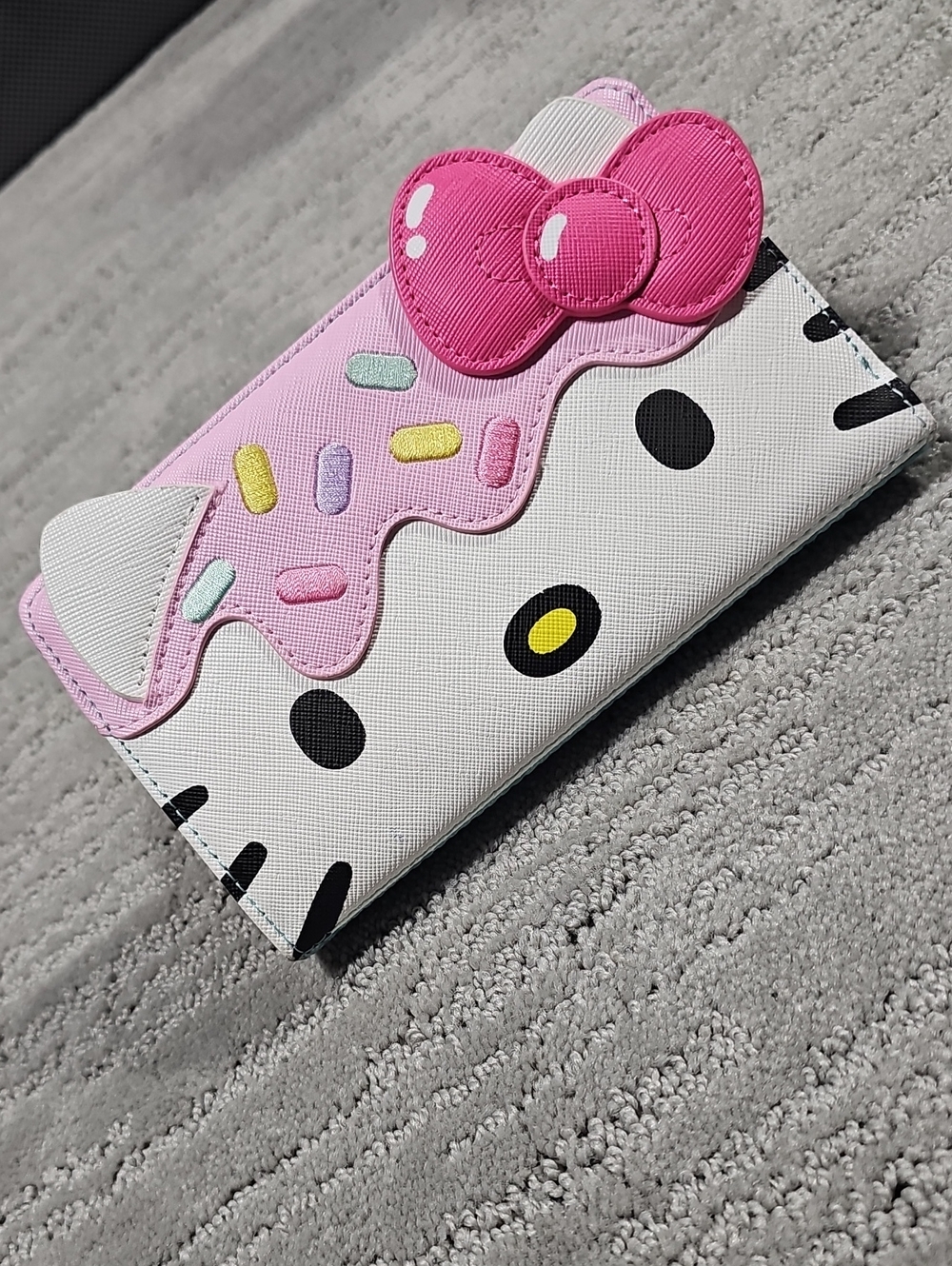 Hello Kitty EUC Loungefly Sanrio Cupcake  Leather Wallet Kawaii Y2k